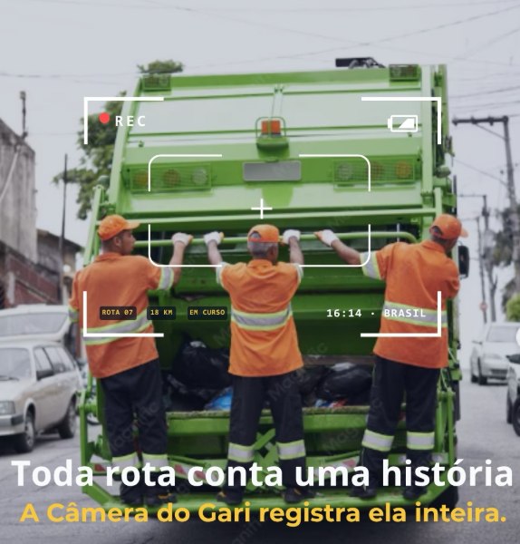 Três garis na traseira de um caminhão de coleta verde, com sobreposição de câmera indicando rota, quilometragem e horário