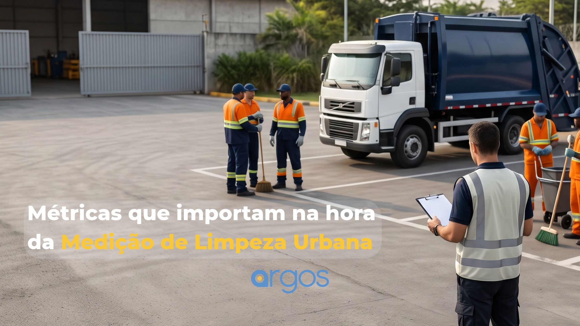 Equipe de limpeza urbana em base operacional com caminhão de coleta e supervisor acompanhando o serviço